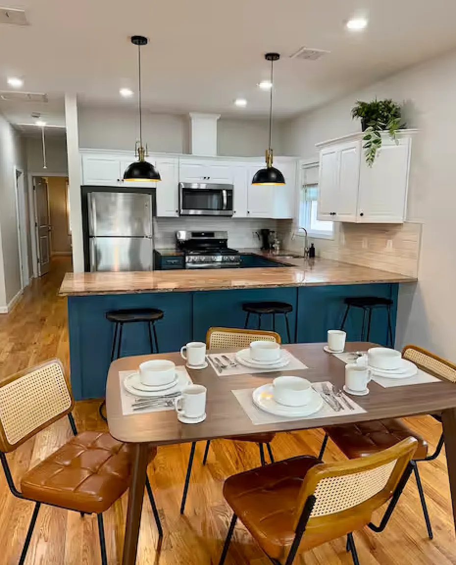 2 bed, 1045 sqft, $2,600 — Photo 2