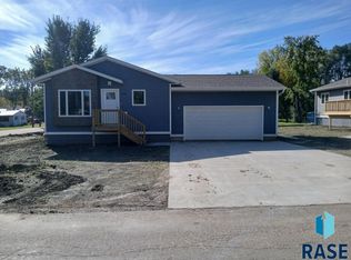 1947 E 33rd St N, Sioux Falls, SD 57104