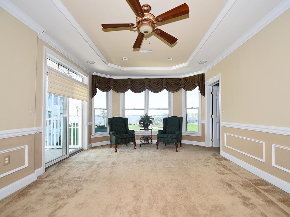 Living rm w/beautiful trim