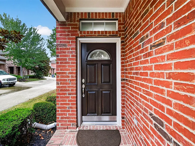 8910 Minola Oaks Dr — Photo 2