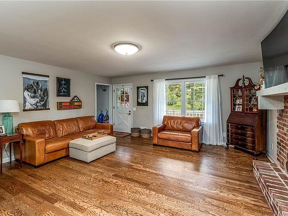 5th image of 980 Hickory View Ct NW