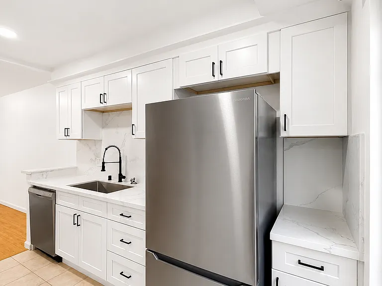 1037 N Genesee Ave #9 — Photo 3
