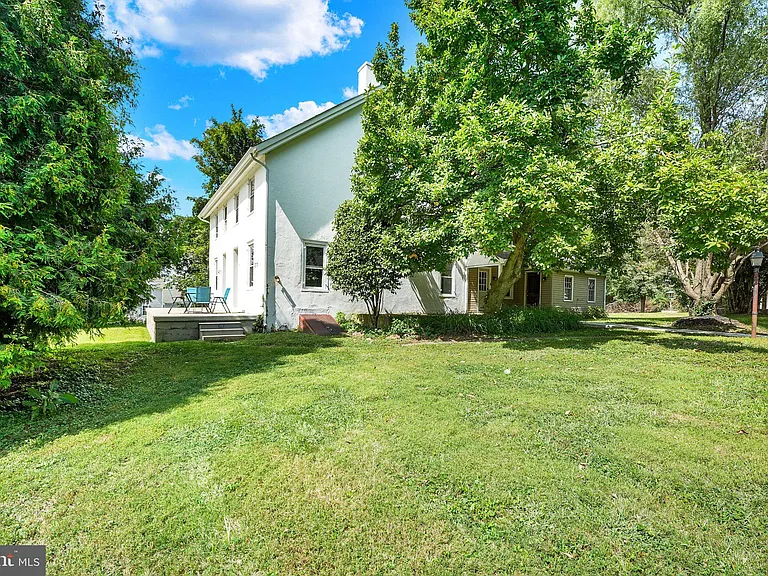 211 Gale Ln — Photo 2