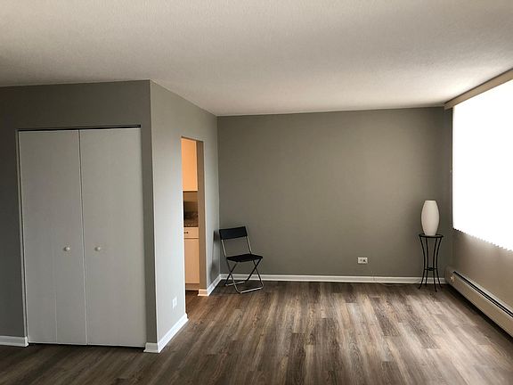 3rd image of 2144 N Lincoln Park W