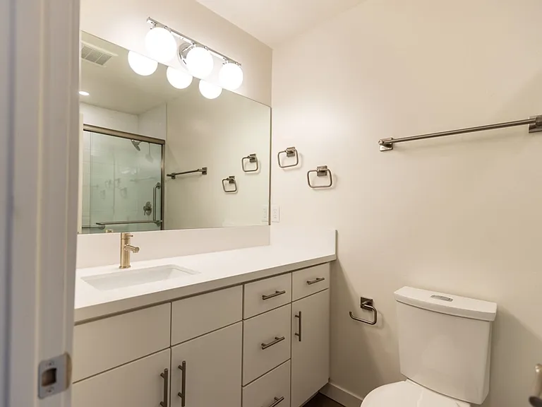 615 Stratford Ct — Photo 4
