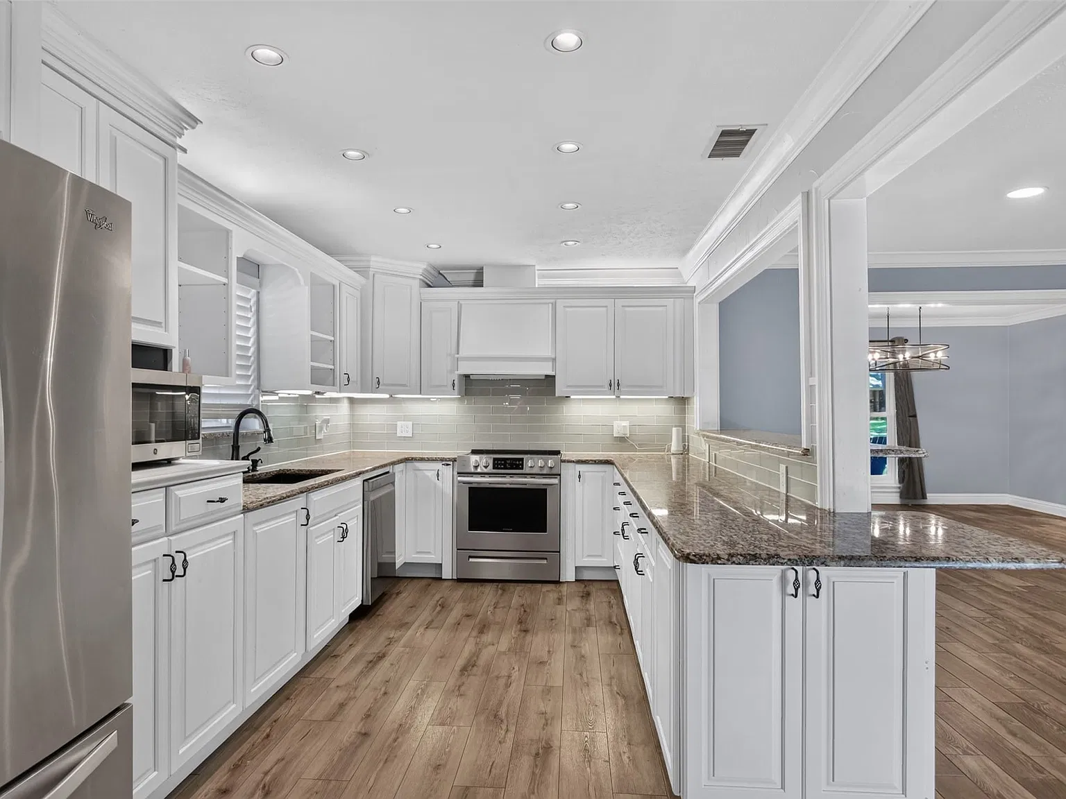 3 bed, 2.0 bath, 2265 sqft, $4,200 — Photo 3