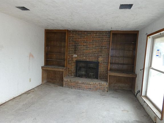 2nd image of 827 SE Lomond Ln
