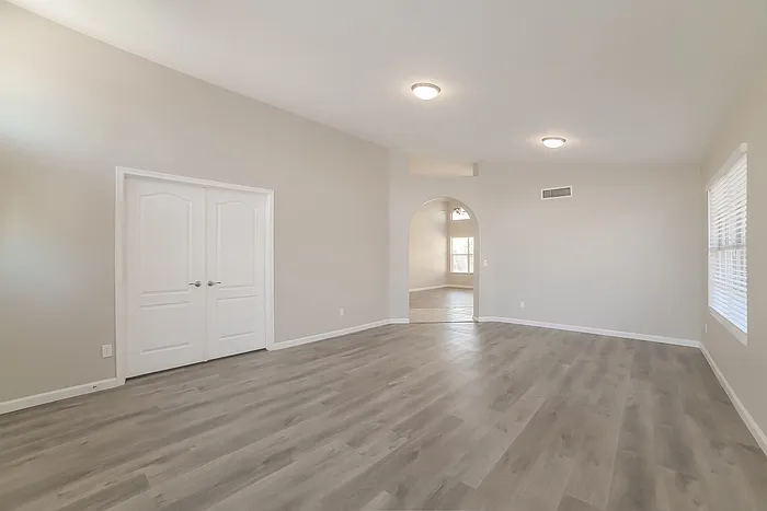 9542 W Potter Dr — Photo 4