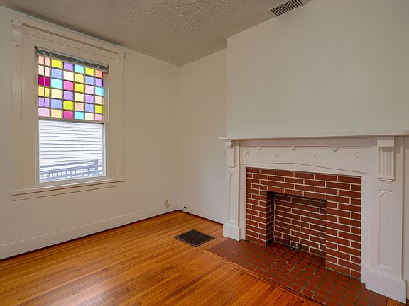 4th image of 169 W 2nd St
