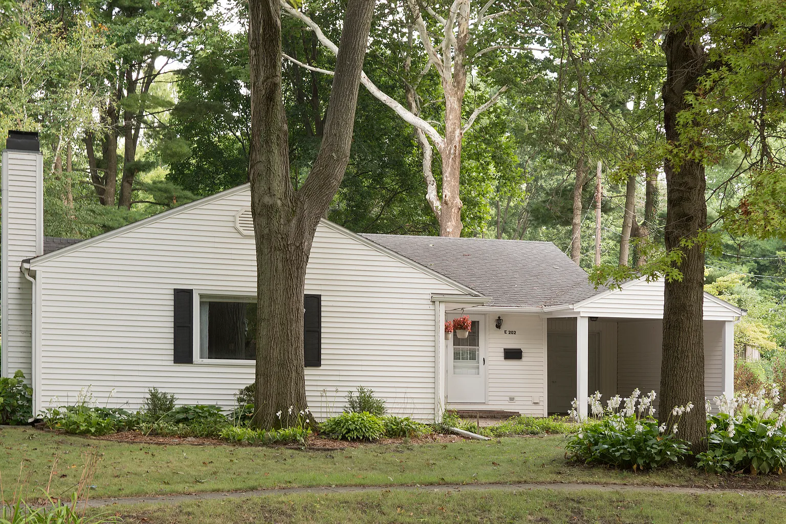 202 E Mumford Dr photo 1