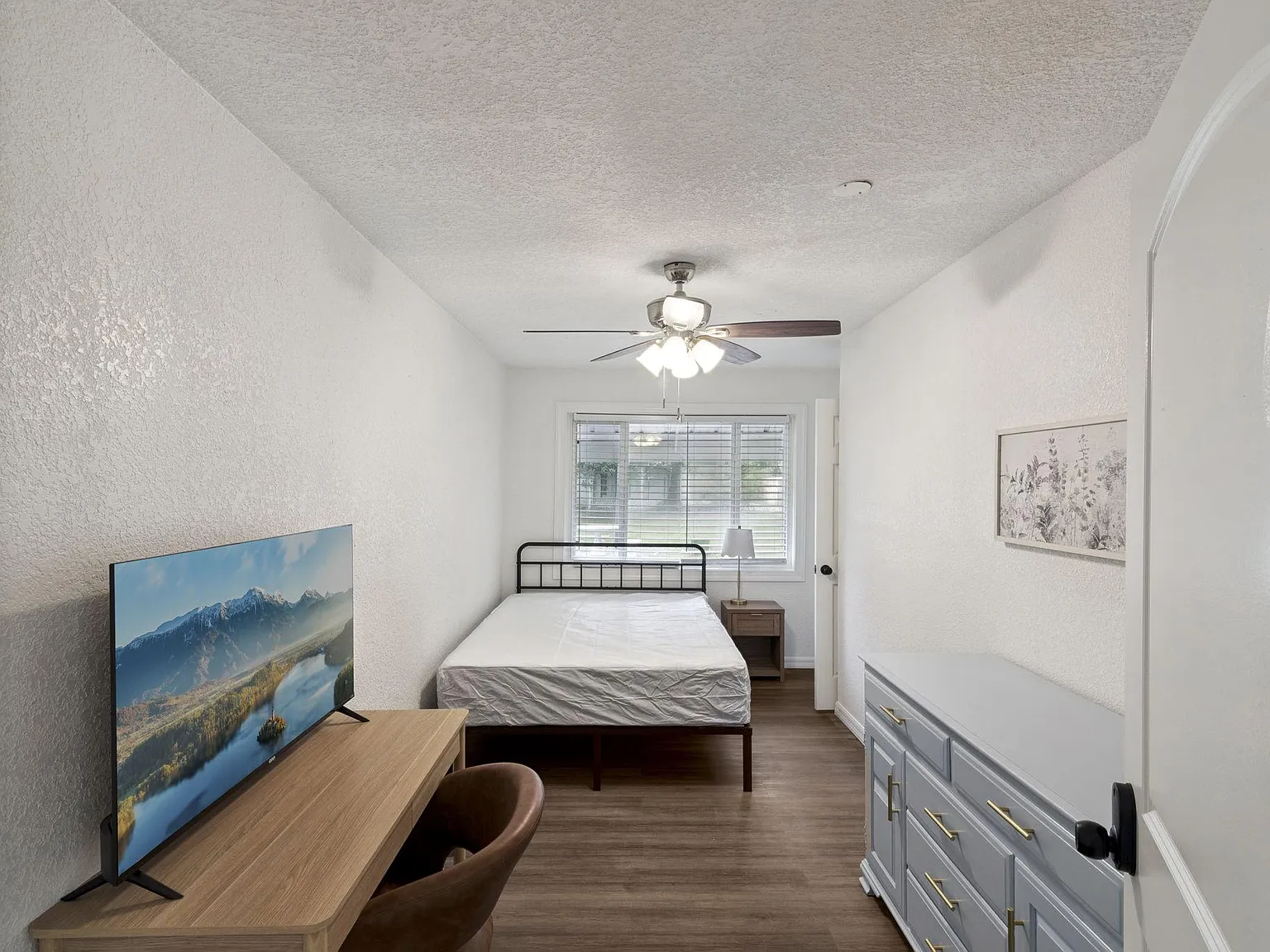 4 bed, 2.0 bath, 2540 sqft, $1,014 — Photo 2