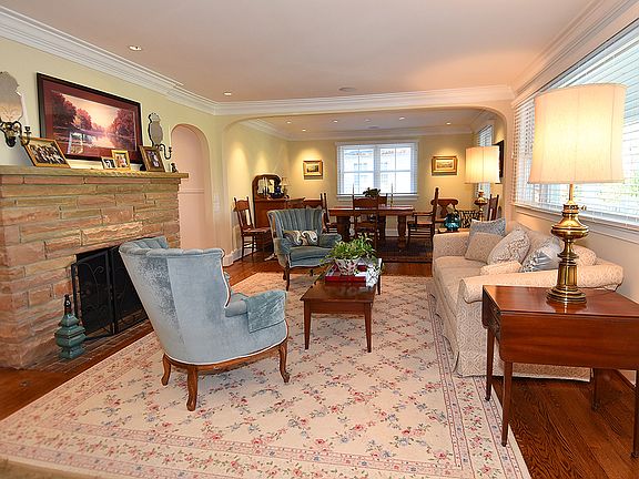 Living Room w/gas fireplace