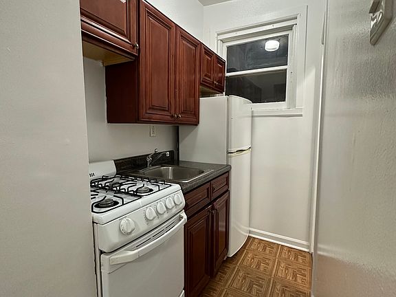 5th image of 410 W 56th St APT 4C