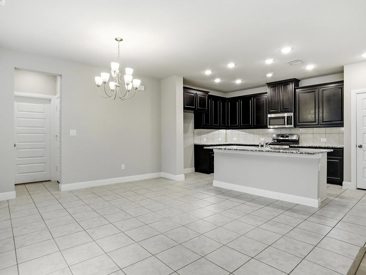 4 bed, 2.5 bath, 2196 sqft, $2,900 — Photo 4