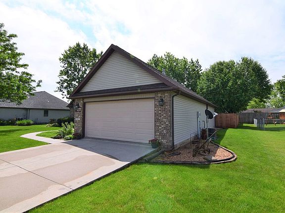 4th image of 404 Greenwood Dr