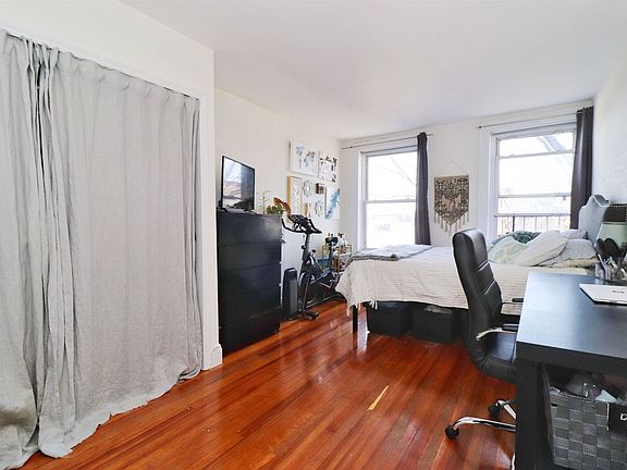 4th image of 704 Washington St APT 4