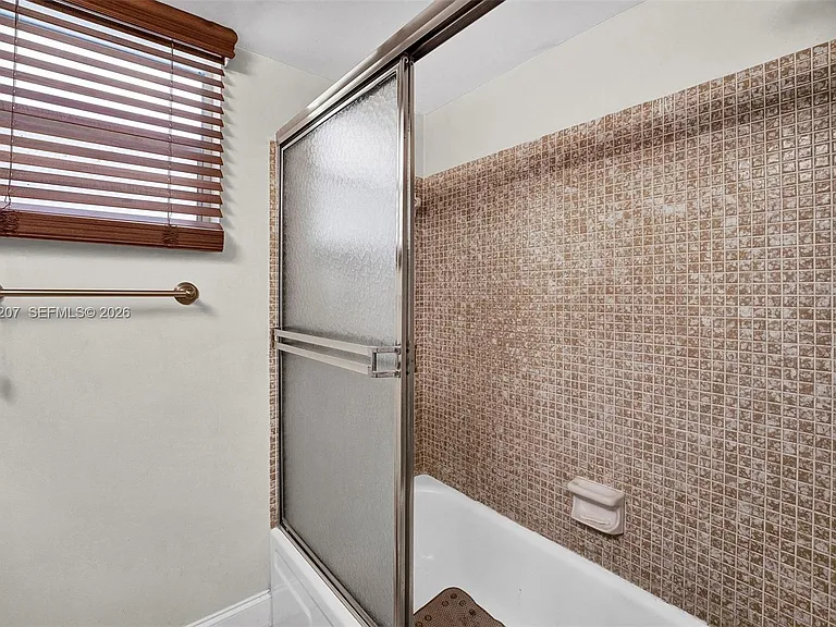 410 SE 2nd St #220 — Photo 18