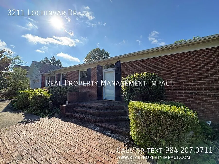 2 Bed/2 Bath Brick Ranch in Durham's Lochn'ora Neighborhood Minutes from Duke — Photo 3