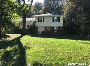 6 Thrush Dr, Smithtown, NY 11787