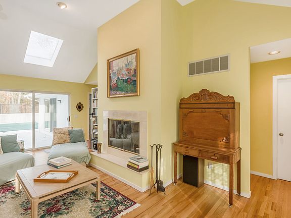 4th image of 3 Jeffrey Ln