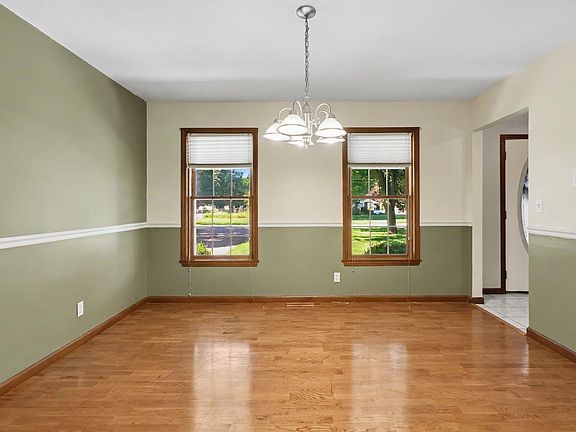 4th image of 5 Shore Manor Dr