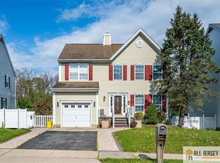 7 Stanford Dr, Kendall Park, NJ 08824
