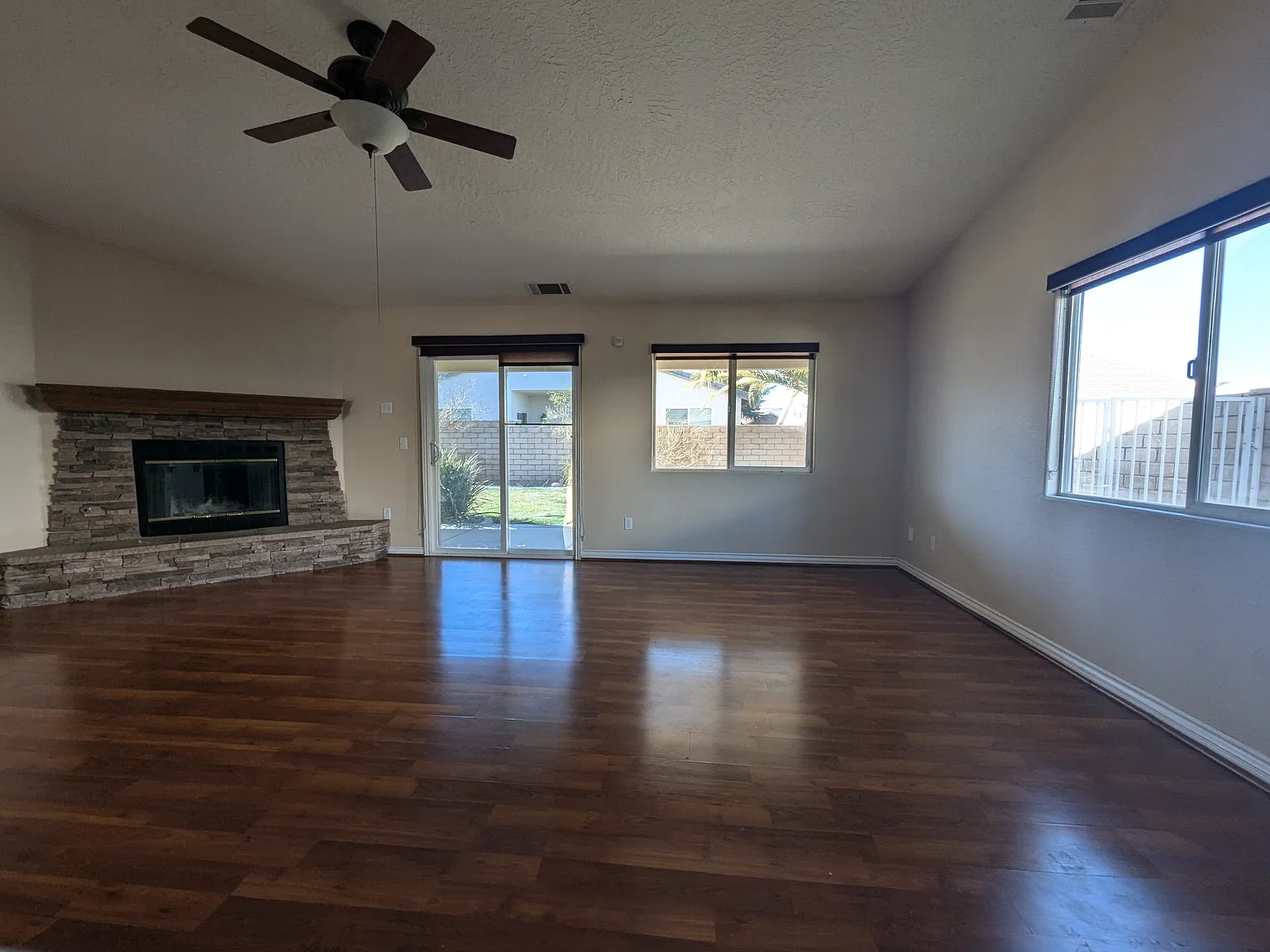 4 bed, 2013 sqft, $2,750 — Photo 4