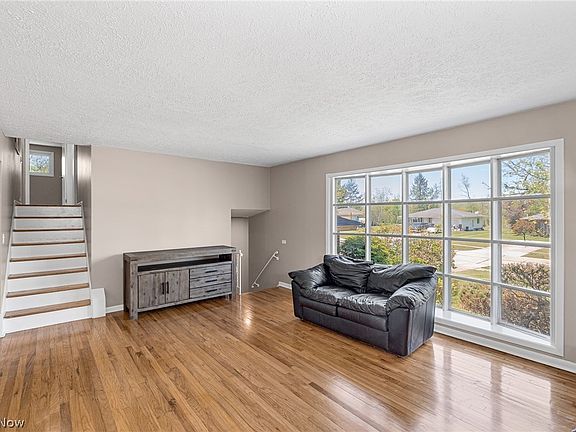 5th image of 34600 W Sharondale Dr