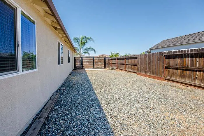 4 bed, 1913 sqft, $3,200 — Photo 2