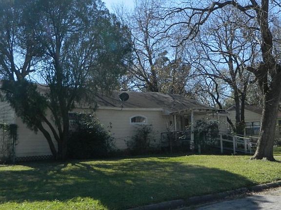 3rd image of 7142 Fairway Dr
