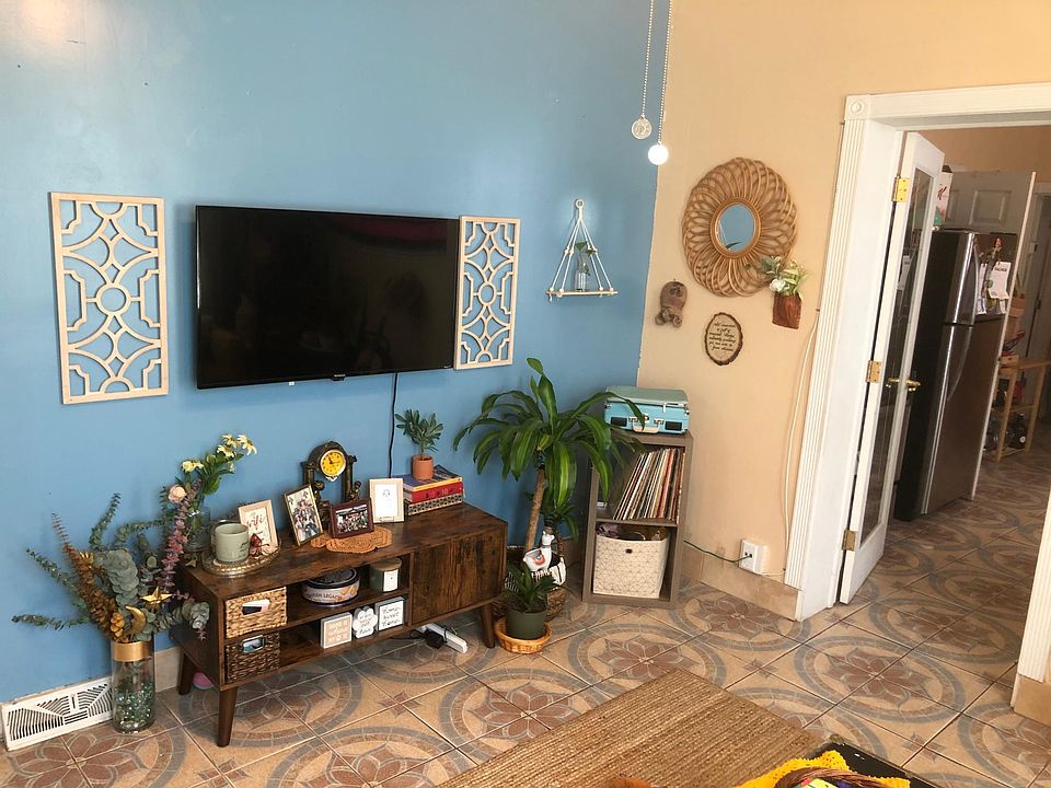1st image of 2318 S Leavitt St APT 1R