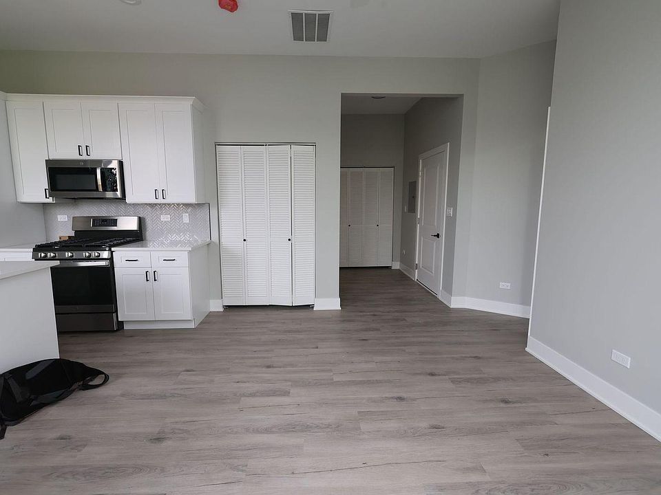 1st image of 3612 N Greenview Ave Unit 2