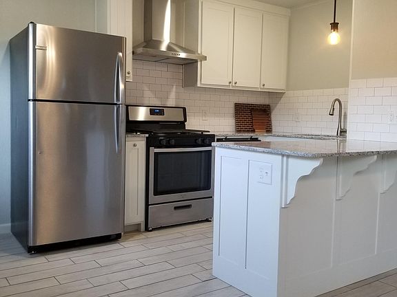 2nd image of 905 W 12th St