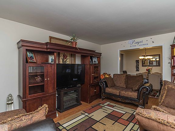 3rd image of 209 Holland Hill Dr