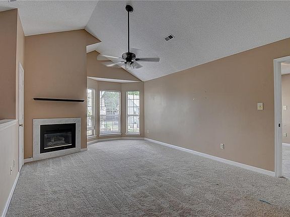 4th image of 1041 Pebblewood Dr
