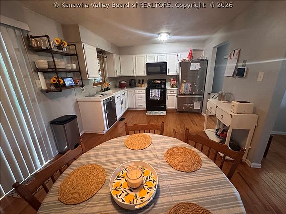 5th image of 111 Phyllis Dr