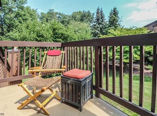 8 Summit Dr, Lebanon, NJ 08833