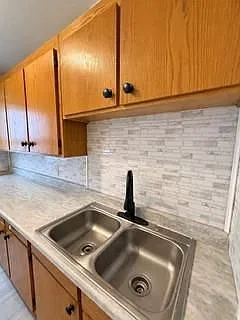 3 bed, 1.0 bath, 1100 sqft, $2,200 — Photo 2