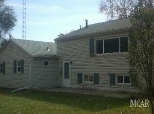 7248 Douglas Rd, Lambertville, MI 48144