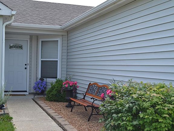 3rd image of 465 Bridgewater Dr