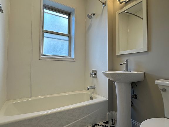 5th image of 6152 S Sacramento Ave #2N