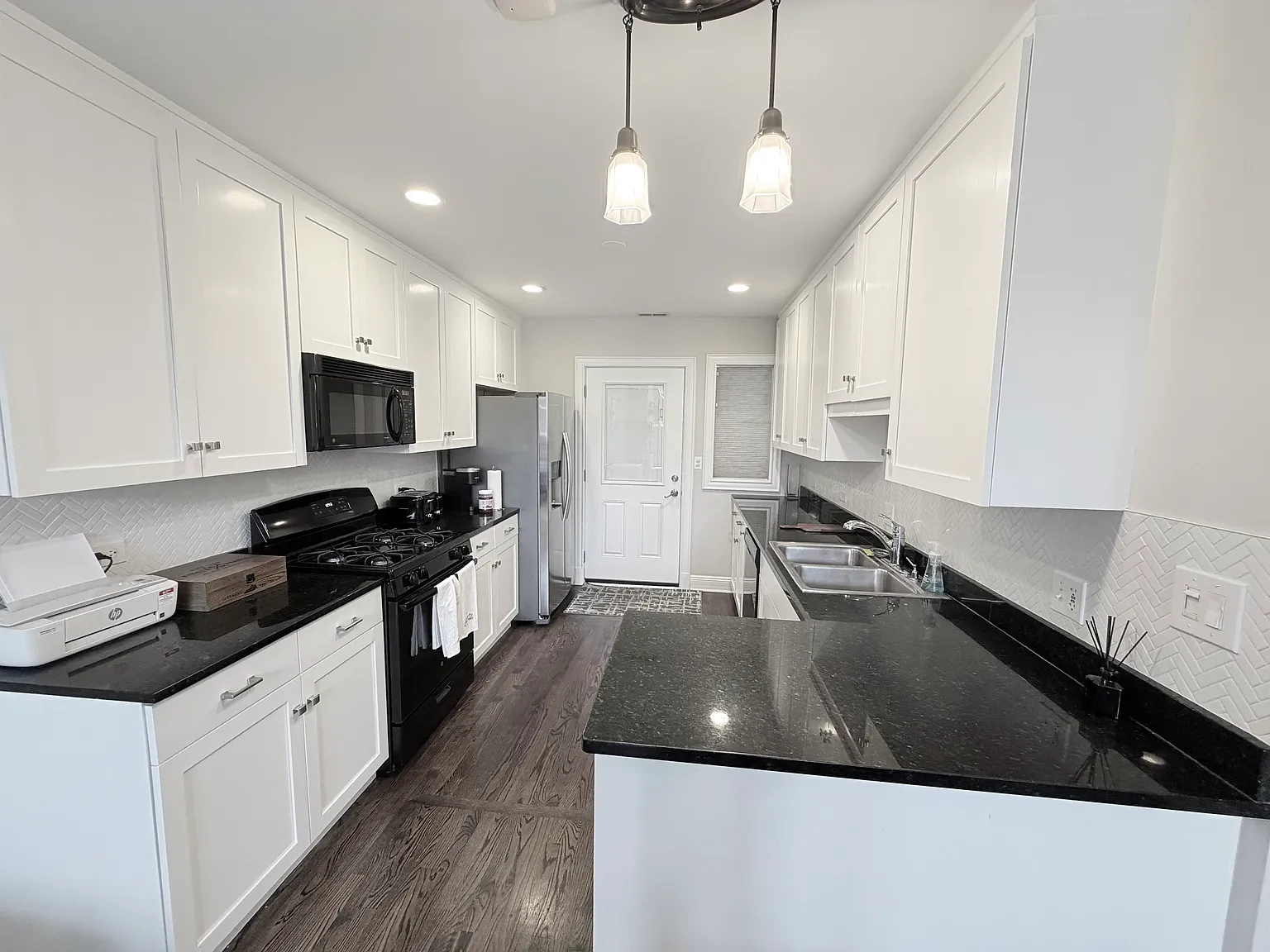 3 bed, 2000 sqft, $4,500 — Photo 2