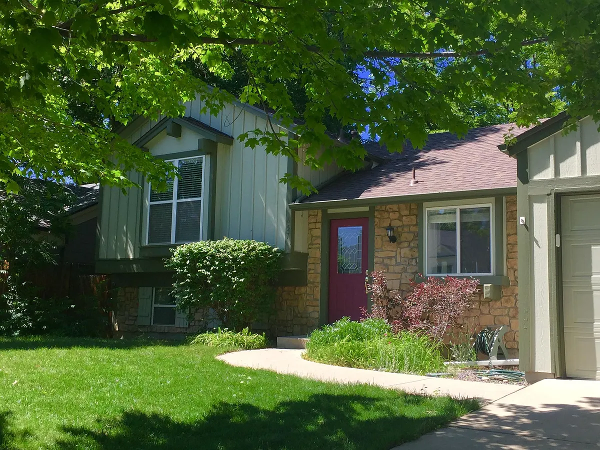 Building Photo - 657 W Chestnut Ct