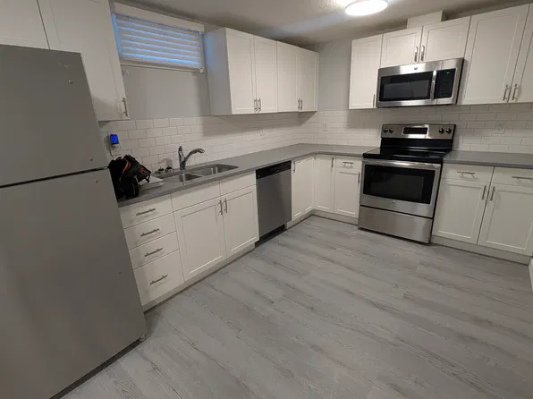 7116 21st Ave NW, Edmonton, AB T6K 2H4