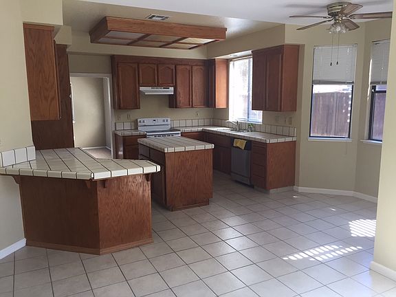 4th image of 410 Edgewood Ln