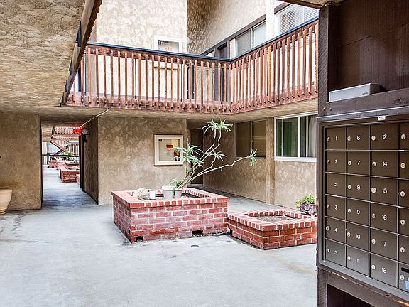 4th image of 5901 Canterbury Dr Unit 17