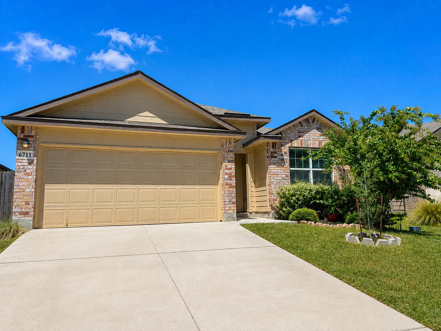 6711 Hoffman Plain, San Antonio, TX 78252 | Home for Rent — Photo 2