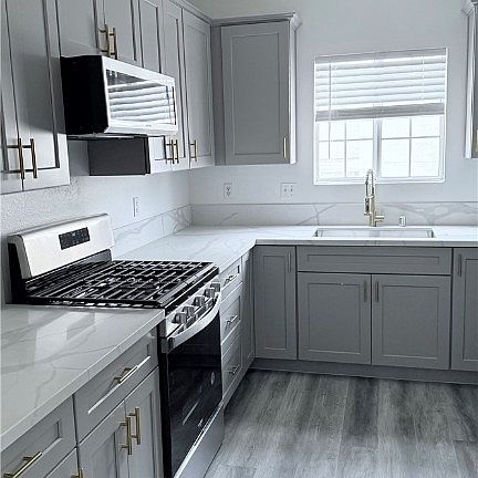 2nd image of 1900 N Torrey Pines Dr Unit 211