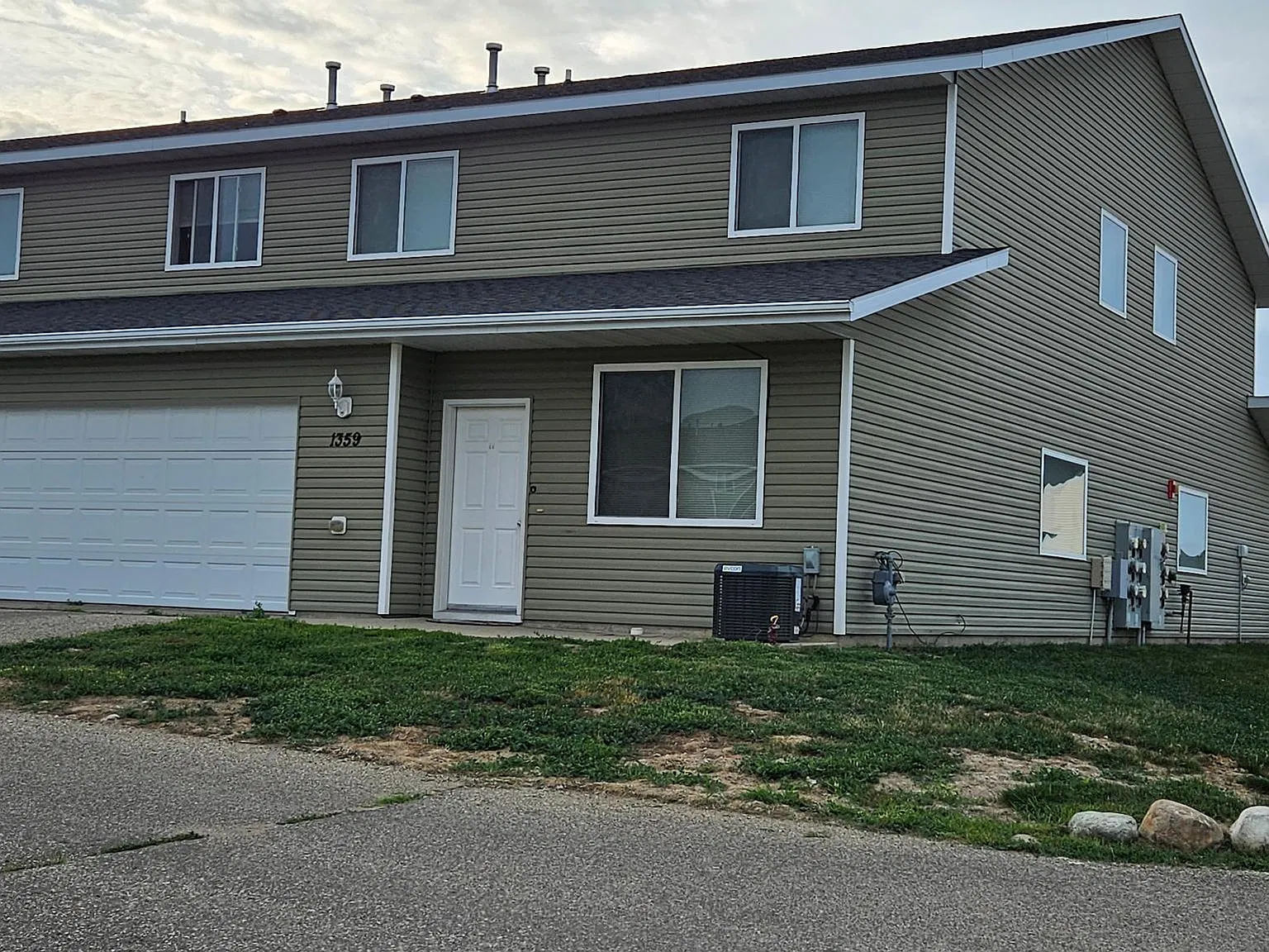 3 bed, 2.5 bath, 1668 sqft, $1,595 — Photo 1