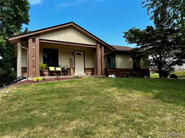 12233 Country Place Dr, Maryland Heights, MO 63043